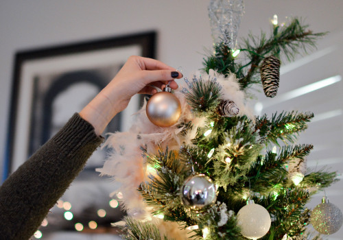 Hogyan díszítsd fel műfenyődet? Kreatív tippek az ünnepi hangulathoz Hogyan díszítsd fel műfenyődet? Kreatív tippek az ünnepi hangulathoz